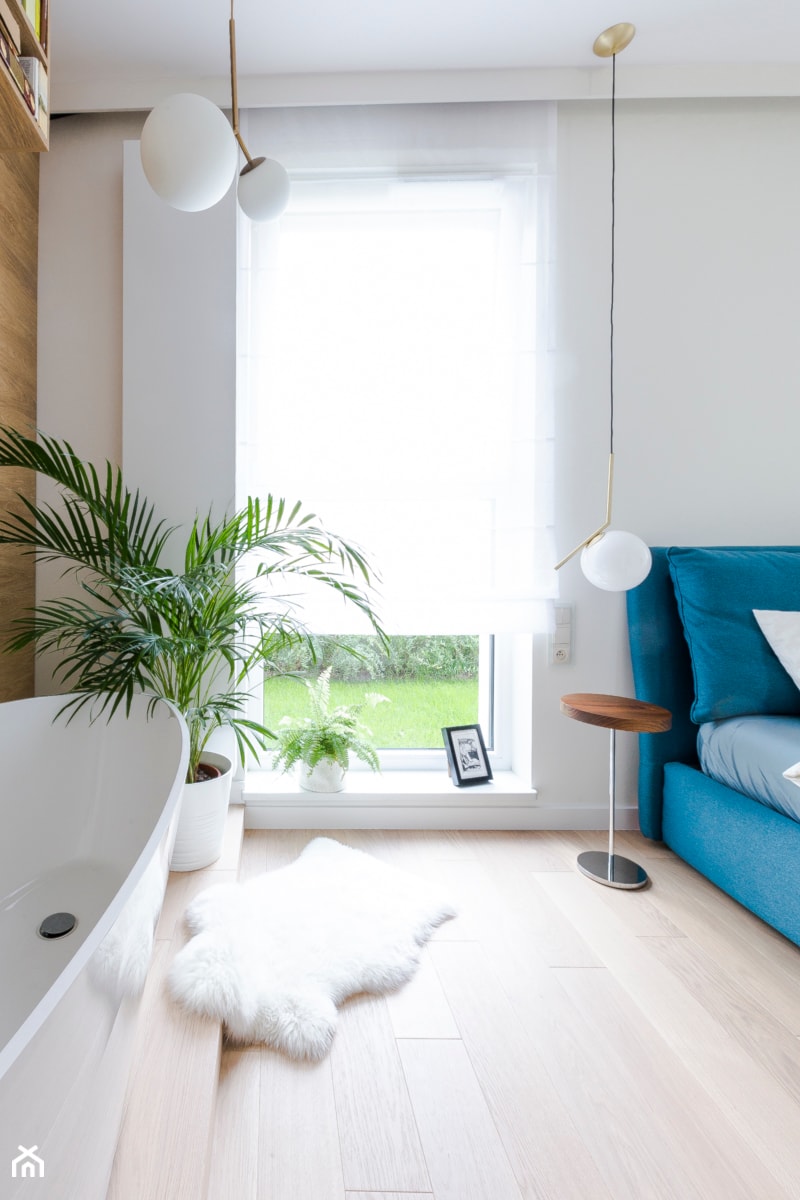 Apartament M&P - Mała biała sypialnia z łazienką, styl nowoczesny - zdjęcie od Kraupe Studio