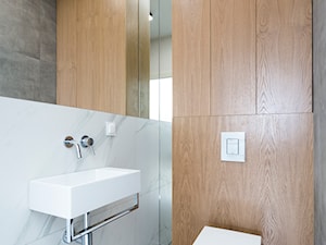 Łazienka i toaleta P&O - Mała bez okna z lustrem z marmurową podłogą z punktowym oświetleniem łazienka, styl nowoczesny - zdjęcie od Kraupe Studio