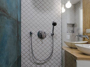 Apartament M&P - Mała z lustrem z punktowym oświetleniem łazienka z oknem, styl nowoczesny - zdjęcie od Kraupe Studio