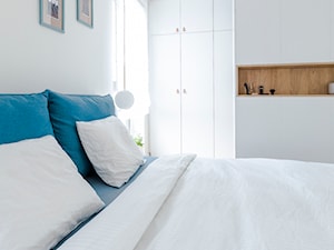 Apartament M&P - Mała szara sypialnia, styl nowoczesny - zdjęcie od Kraupe Studio