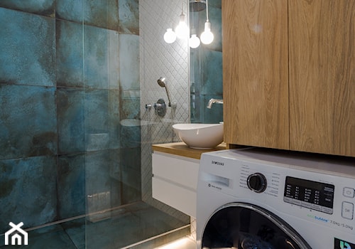 Apartament M&P - Średnia bez okna z pralką / suszarką z lustrem z punktowym oświetleniem łazienka, styl nowoczesny - zdjęcie od Kraupe Studio