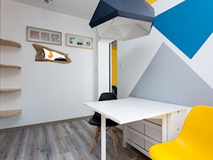 Kawalerka w Trójkaty - Średnia szara jadalnia jako osobne pomieszczenie, styl skandynawski - zdjęcie od Kraupe Studio