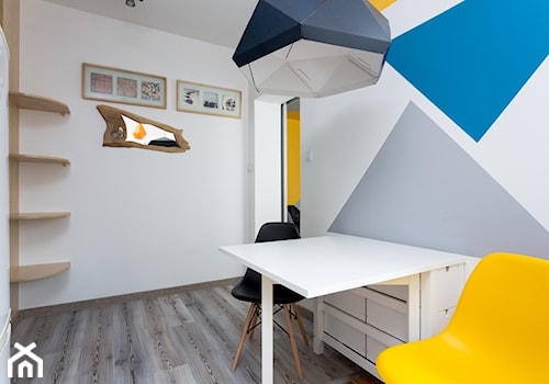 Kawalerka w Trójkaty - Średnia szara jadalnia jako osobne pomieszczenie, styl skandynawski - zdjęcie od Kraupe Studio