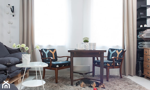 biały stolik, szare zasłony, szary dywan, drewniany stół, krzesła z kolorowym obiciem