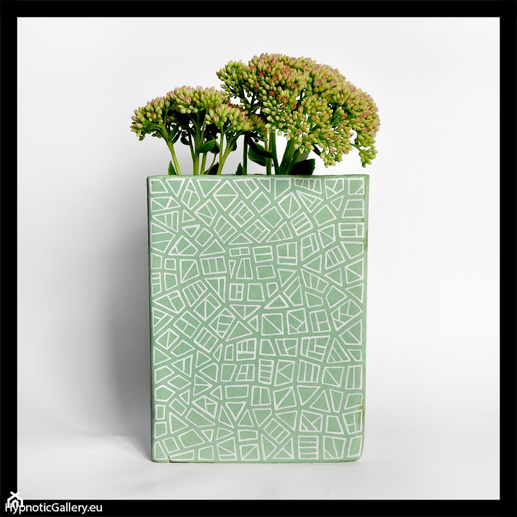 Pistacjowy wazon z geometrycznym wzorem - zdjęcie od hypnotic - Homebook