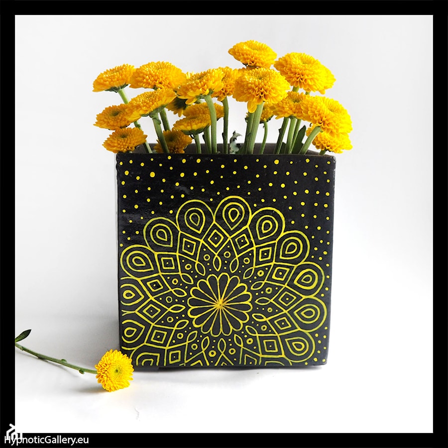 Wazon lub osłonka 14cm - żółta mandala na czarnym tle - zdjęcie od hypnotic