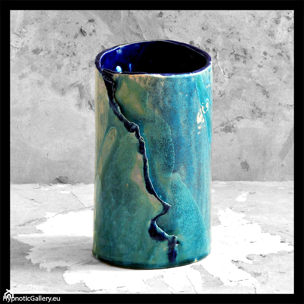 Niebieski wazon z zaciekami - zdjęcie od hypnotic - Homebook
