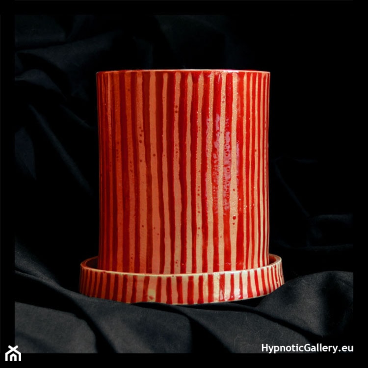 Energetyczna czerwona doniczka - zdjęcie od hypnotic