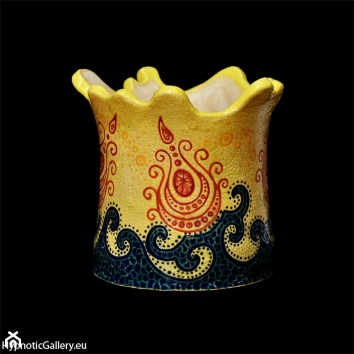 Żółty wazon z malowanym wzorem - zdjęcie od hypnotic