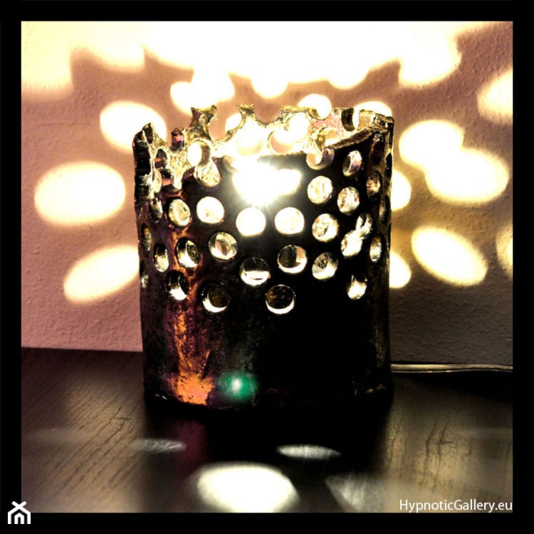 Metaliczna brązowa lampa - zdjęcie od hypnotic