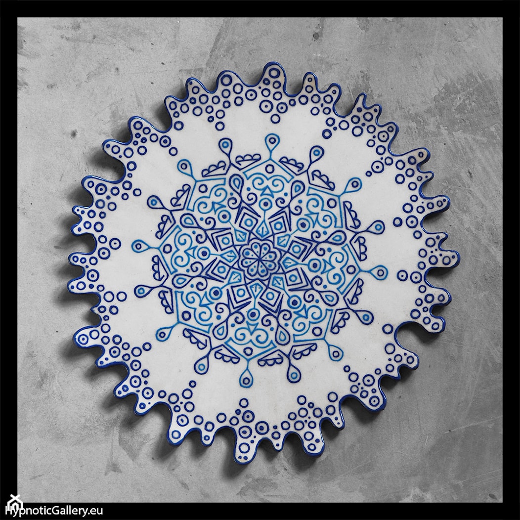 Biała patera z niebieską mandalą - zdjęcie od hypnotic - Homebook