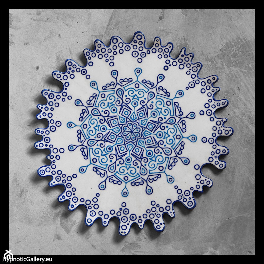 Biała patera z niebieską mandalą - zdjęcie od hypnotic