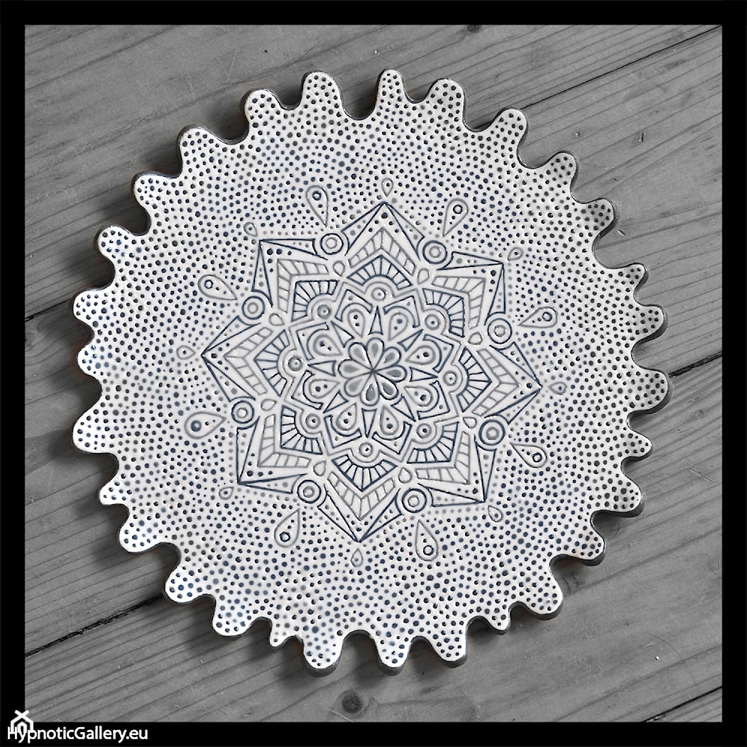 Ceramiczna patera z szarą mandalą - zdjęcie od hypnotic - Homebook