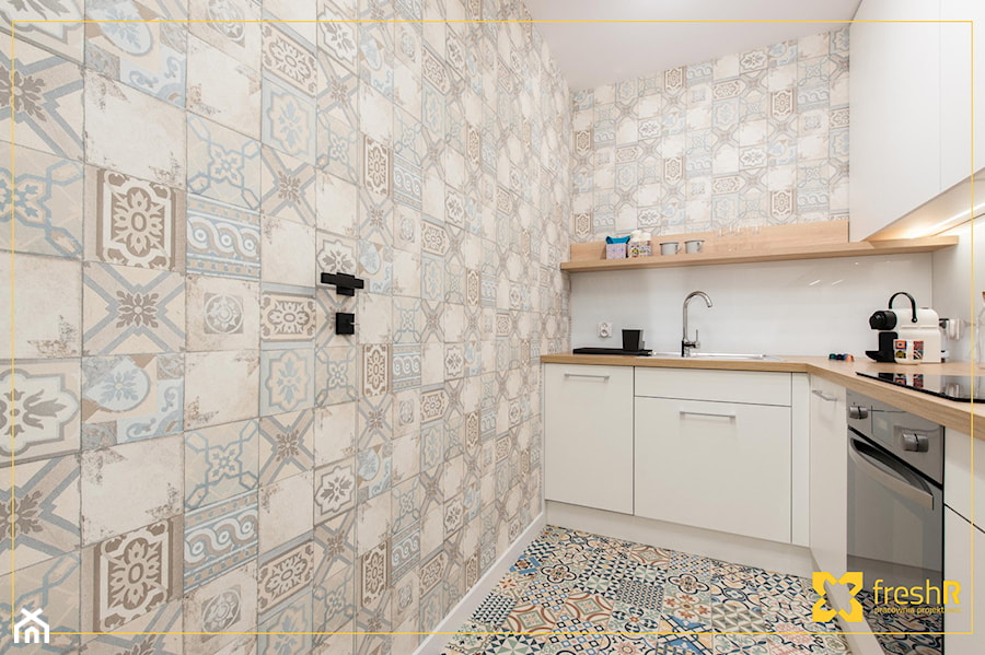 Realizacja:: 2-pokojowe mieszkanie 35 m2 w Krakowie - Mała zamknięta beżowa biała z zabudowaną lodówką z nablatowym zlewozmywakiem kuchnia w kształcie litery l, styl nowoczesny - zdjęcie od freshR - pracownia projektowa