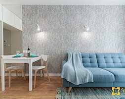Realizacja:: 2-pokojowe mieszkanie 35 m2 w Krakowie - Mały niebieski salon z jadalnią, styl nowocze ... - zdjęcie od freshR - pracownia projektowa - Homebook