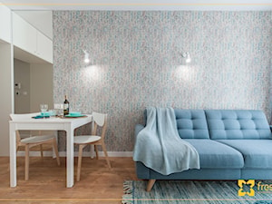 Realizacja:: 2-pokojowe mieszkanie 35 m2 w Krakowie - Mały niebieski salon z jadalnią, styl nowocze ... - zdjęcie od freshR - pracownia projektowa