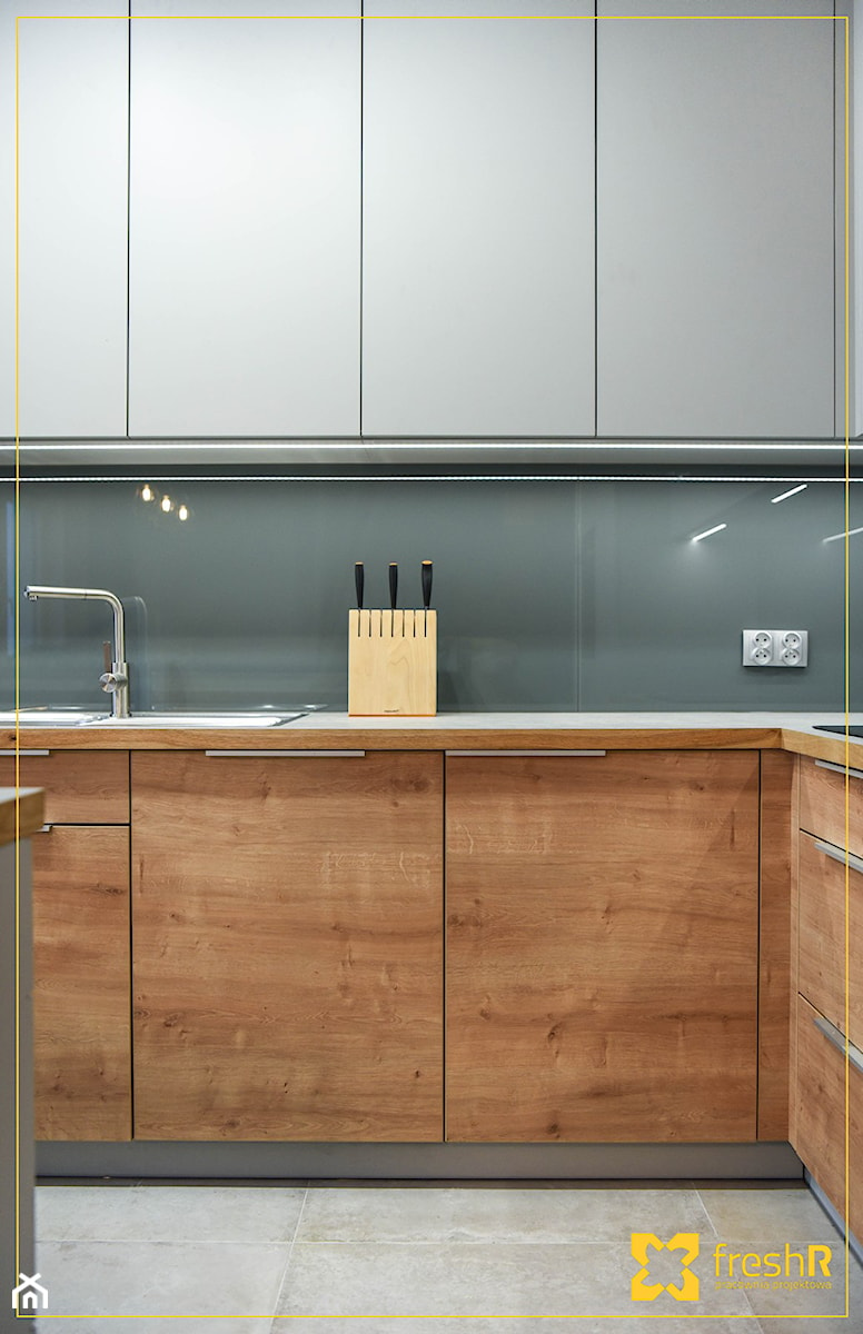 Realizacja:: Mieszkanie 90m2 w Krakowie - Mała zamknięta z kamiennym blatem szara z zabudowaną lodówką z nablatowym zlewozmywakiem kuchnia w kształcie litery l, styl nowoczesny - zdjęcie od freshR - pracownia projektowa