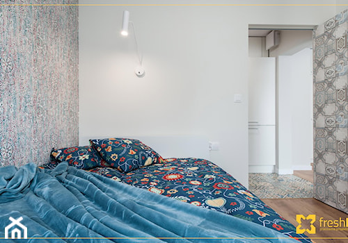 Realizacja:: 2-pokojowe mieszkanie 35 m2 w Krakowie - Średnia biała sypialnia, styl nowoczesny - zdjęcie od freshR - pracownia projektowa