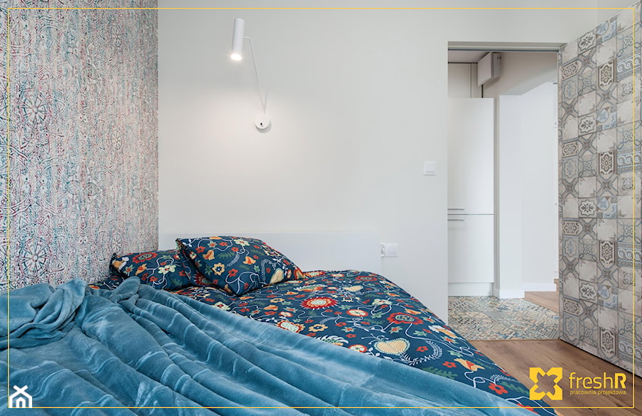 Realizacja:: 2-pokojowe mieszkanie 35 m2 w Krakowie - Średnia biała sypialnia, styl nowoczesny - zdjęcie od freshR - pracownia projektowa