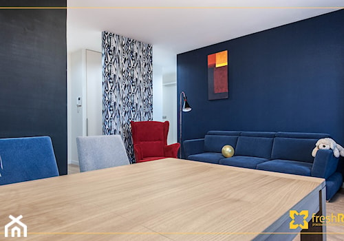 Realizacja:: Mieszkanie 90m2 w Krakowie - Średni biały czarny niebieski salon z jadalnią, styl nowoczesny - zdjęcie od freshR - pracownia projektowa