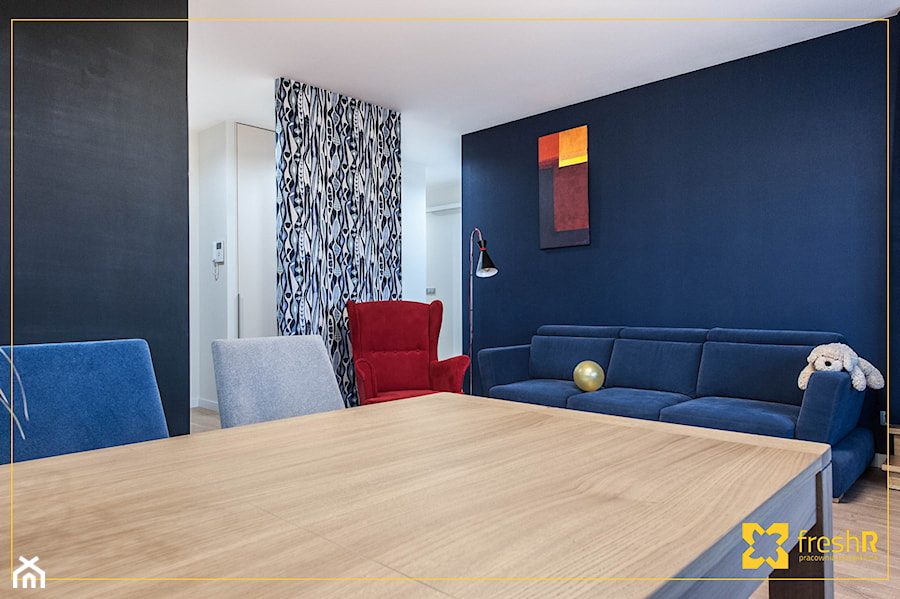 Realizacja:: Mieszkanie 90m2 w Krakowie - Średni biały czarny niebieski salon z jadalnią, styl nowoczesny - zdjęcie od freshR - pracownia projektowa