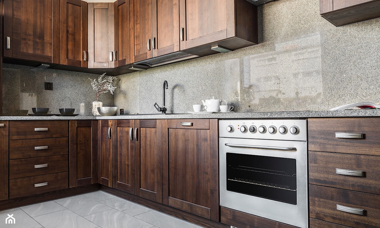 klasyczna, drewniana zabudowa kuchenna w kolorze ciemnego orzecha