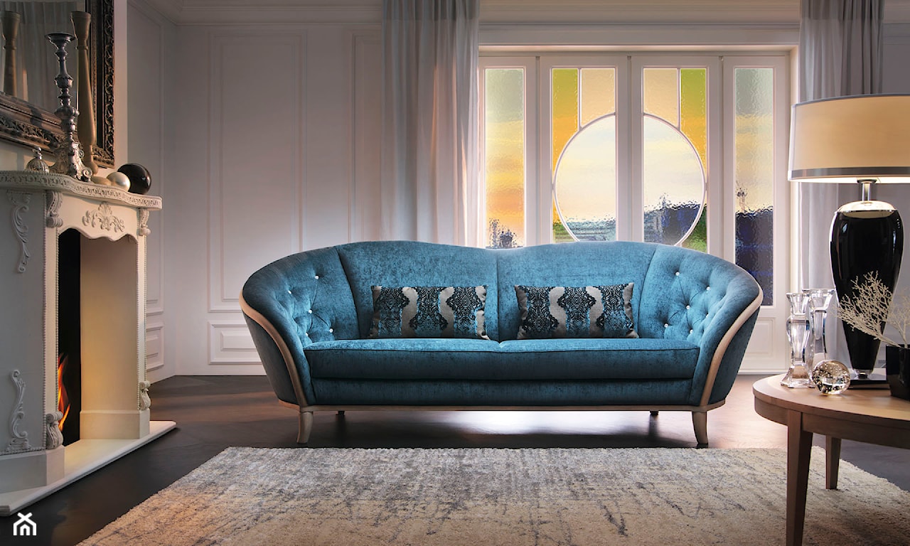 niebieska sofa w stylu glamour