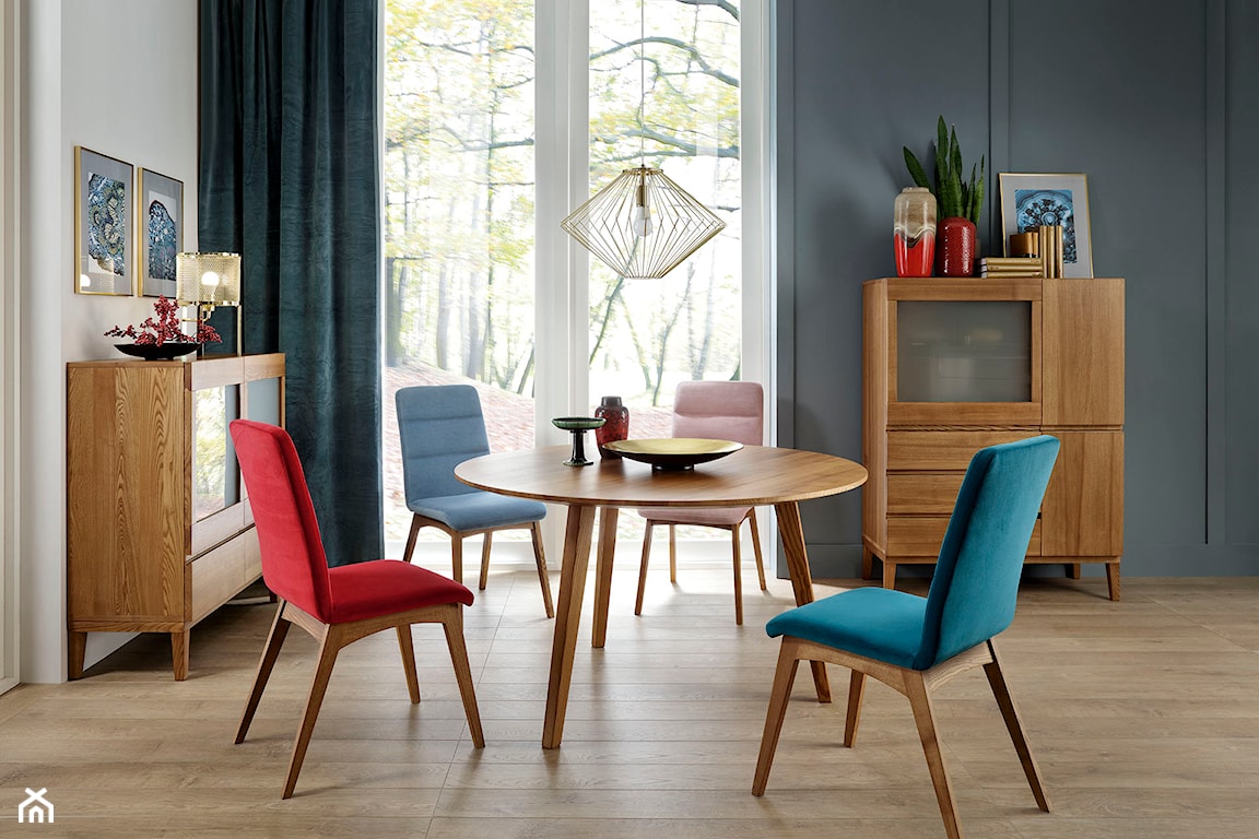 meble i stół w stylu lat 60 i kolorowe krzesła