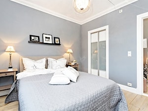 Mieszkanie w Kamienicy - Średnia niebieska sypialnia z garderobą, styl skandynawski - zdjęcie od Studio LOKO