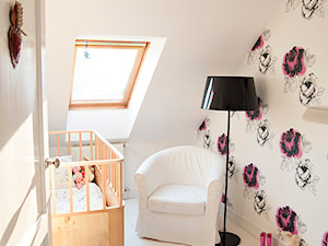 Gdynia Miła - Mały biały pokój dziecka dla niemowlaka dla chłopca dla dziewczynki, styl skandynawski - zdjęcie od Studio LOKO