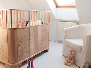 Gdynia Miła - Mały biały pokój dziecka dla niemowlaka dla dziecka dla chłopca dla dziewczynki, styl skandynawski - zdjęcie od Studio LOKO