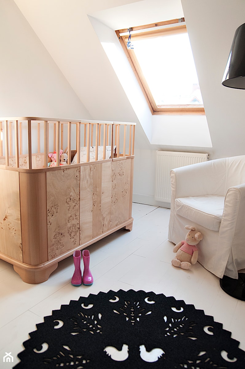 Gdynia Miła - Mały biały pokój dziecka dla niemowlaka dla dziecka dla chłopca dla dziewczynki, styl skandynawski - zdjęcie od Studio LOKO