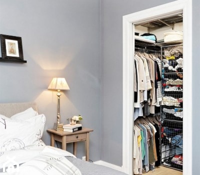 Mieszkanie w Kamienicy - Średnia niebieska sypialnia z garderobą, styl skandynawski - zdjęcie od Studio LOKO