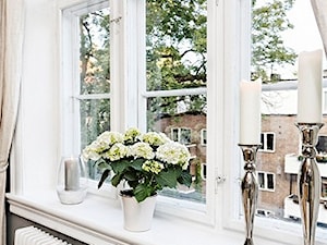 Mieszkanie w Kamienicy - Mała biała sypialnia, styl skandynawski - zdjęcie od Studio LOKO