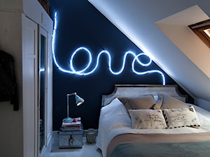 Gdynia Miła - Średnia biała niebieska sypialnia na poddaszu, styl skandynawski - zdjęcie od Studio LOKO