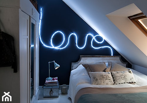 Gdynia Miła - Średnia biała niebieska sypialnia na poddaszu, styl skandynawski - zdjęcie od Studio LOKO
