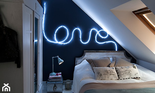 neon w sypialni na poddaszu, biała lampka metalowa, granatowa ściana w sypialni