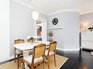 Mieszkanie w Kamienicy - Mała biała szara jadalnia w kuchni, styl skandynawski - zdjęcie od Studio LOKO