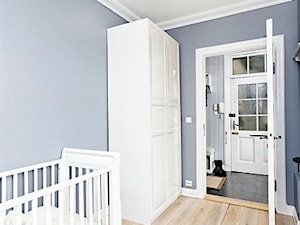 Mieszkanie w Kamienicy - Średni niebieski pokój dziecka dla niemowlaka dla chłopca, styl skandynawski - zdjęcie od Studio LOKO