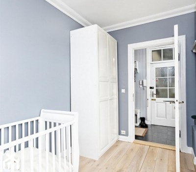 Mieszkanie w Kamienicy - Średni niebieski pokój dziecka dla niemowlaka dla chłopca, styl skandynawski - zdjęcie od Studio LOKO