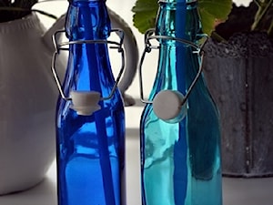 Szklane butelki w kolorze niebieskim - zdjęcie od NiceHome.pl