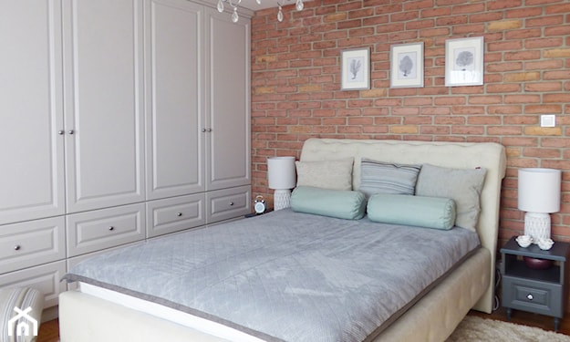 biała szafa, tapicerowane łóżko, ceglana ściana