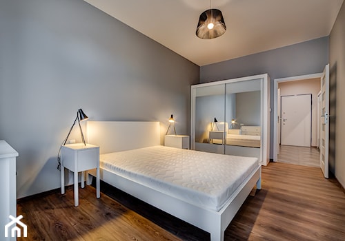 Nowoczesna aranżacja mieszkania pod wynajem - Średnia beżowa szara sypialnia, styl nowoczesny - zdjęcie od MG Invest Park