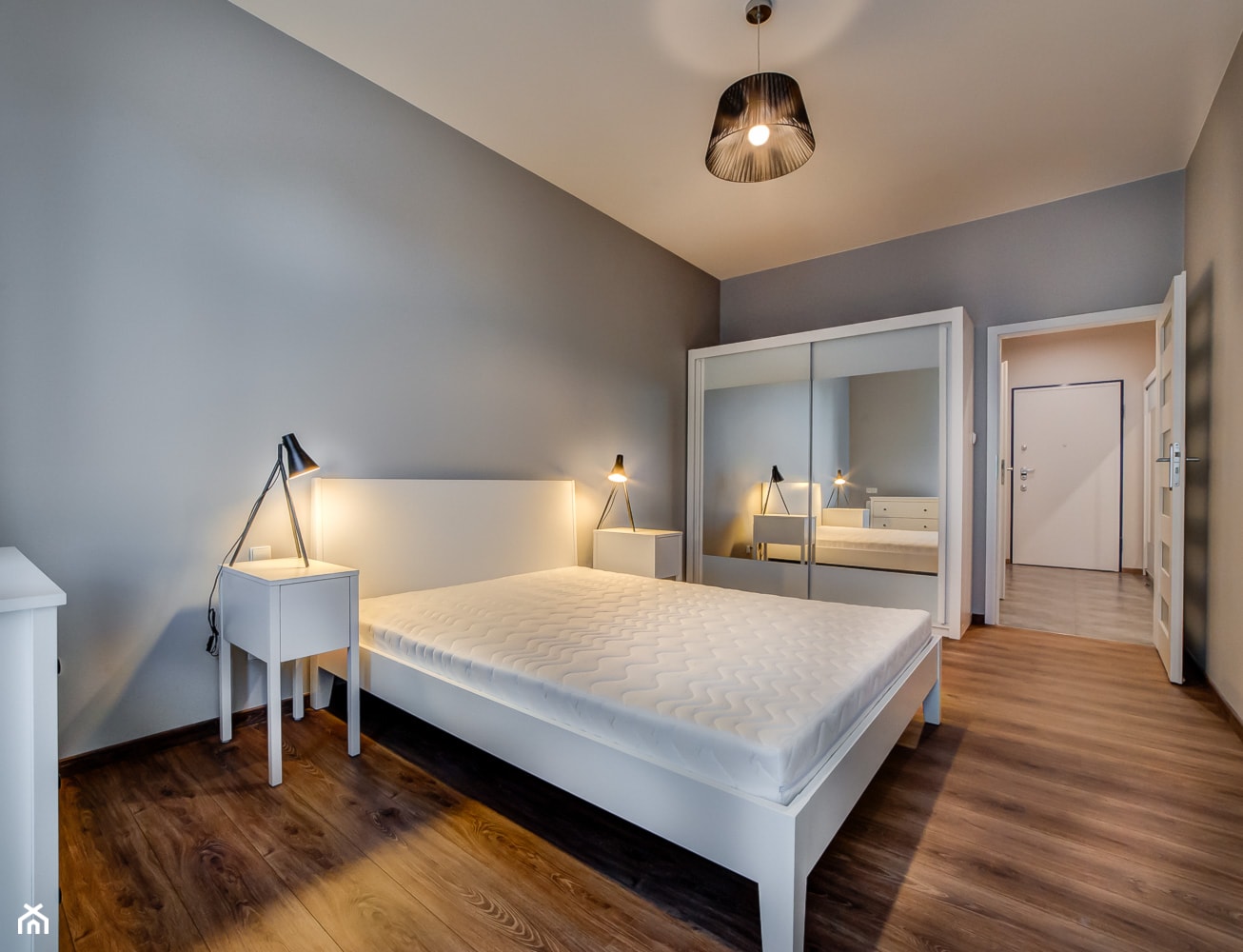 Nowoczesna aranżacja mieszkania pod wynajem - Średnia beżowa szara sypialnia, styl nowoczesny - zdjęcie od MG Invest Park - Homebook