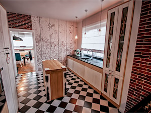 Rustykalna Posiadłość - Duża zamknięta z zabudowaną lodówką z podblatowym zlewozmywakiem kuchnia w kształcie litery u z wyspą lub półwyspem, styl rustykalny - zdjęcie od Pracownia Architektury Wnętrz Hanny Hildebrandt