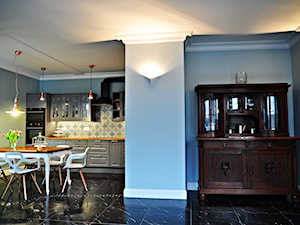 Ciepłe eklektyczne wnętrze - kuchnia z jadalnią. - zdjęcie od Pracownia Architektury Wnętrz Hanny Hildebrandt