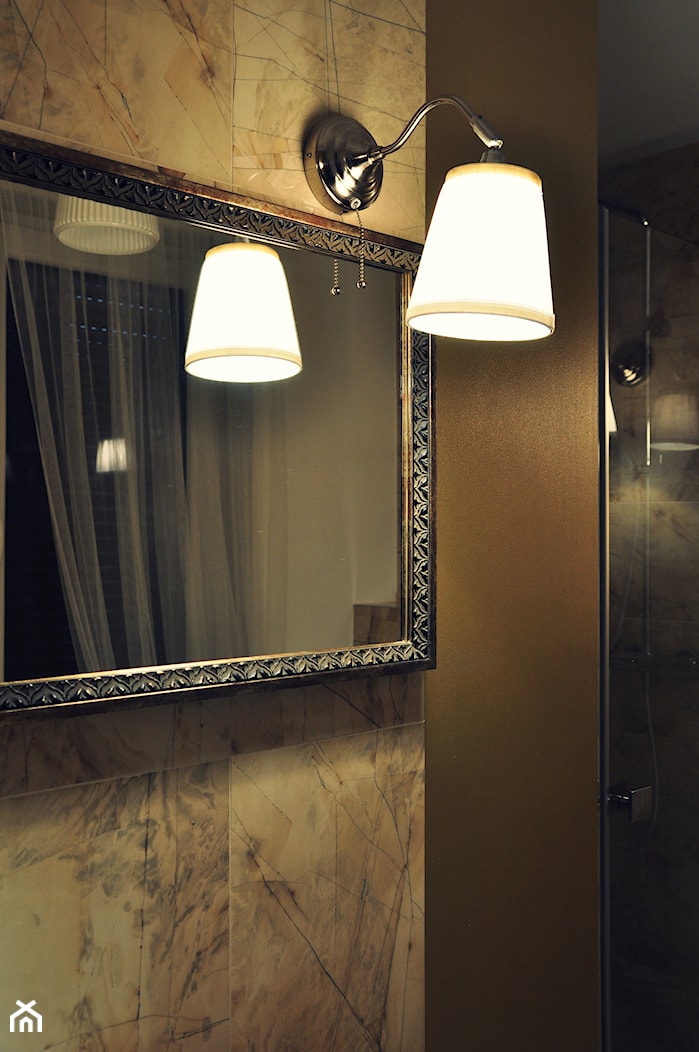 Eklektyczna willa wielorodzinna - Mała z lustrem łazienka z oknem, styl vintage - zdjęcie od Pracownia Architektury Wnętrz Hanny Hildebrandt - Homebook