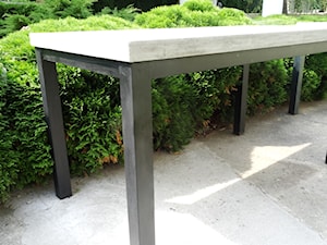 stół z betonowym blatem na metalowych nogach - zdjęcie od tralbet