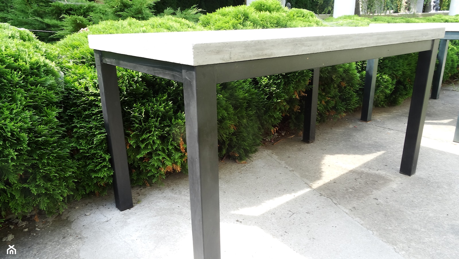 stół z betonowym blatem na metalowych nogach - zdjęcie od tralbet - Homebook