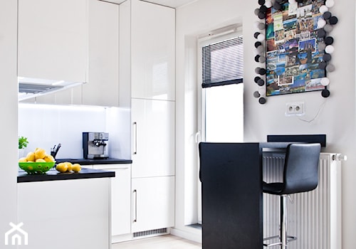 czarno - biała kawalerka - Mała biała jadalnia w kuchni, styl minimalistyczny - zdjęcie od nomad studio